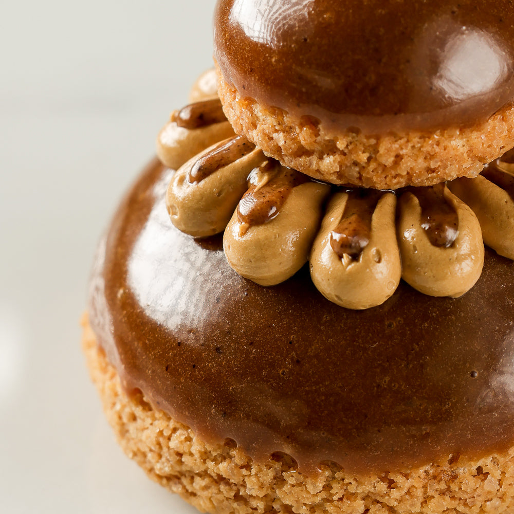 Religieuse au café