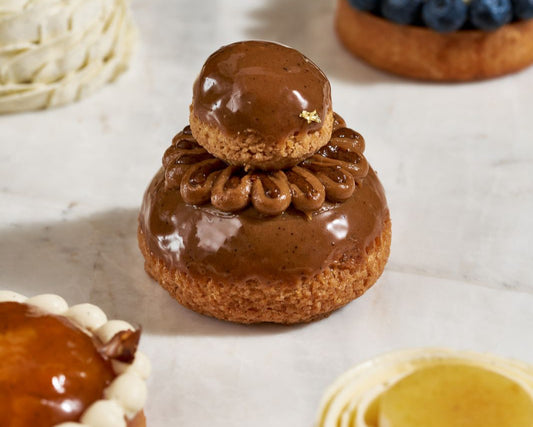 Religieuse au café