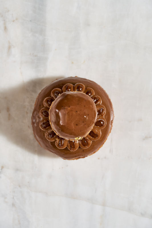 Religieuse au café