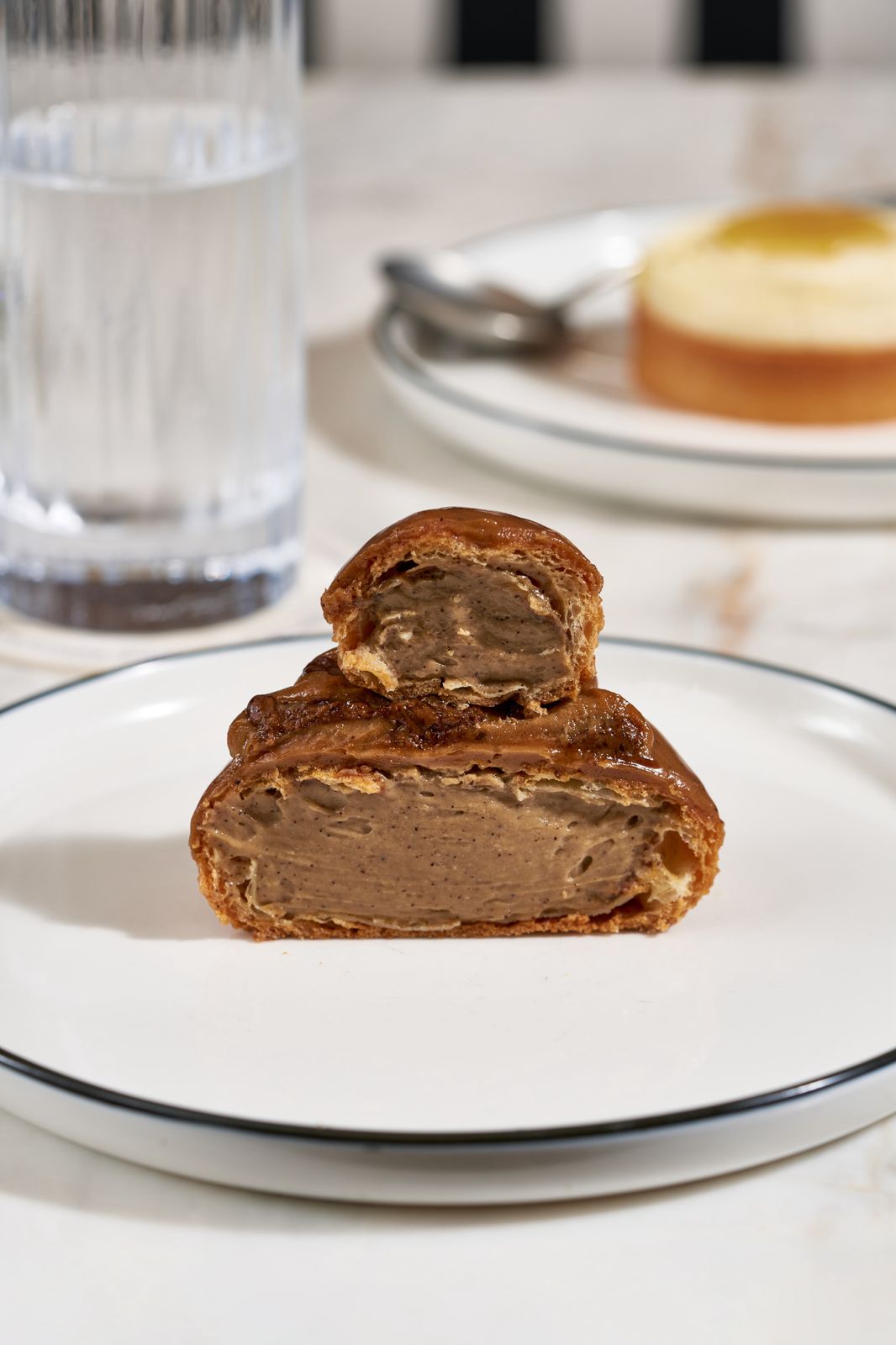 Religieuse au café